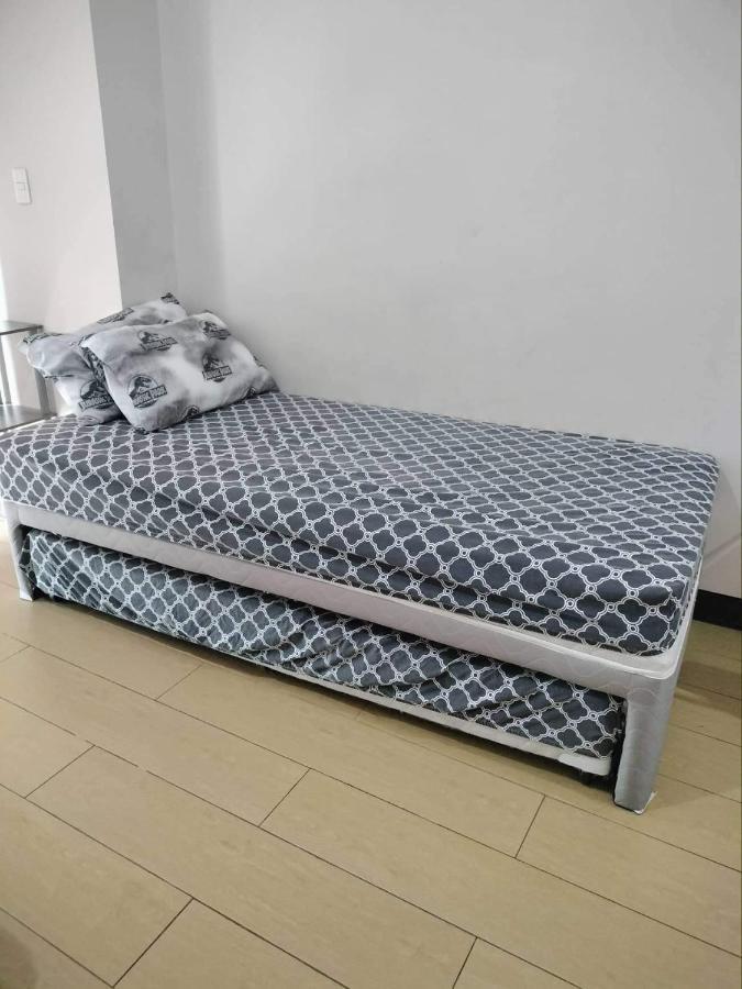 Cubao ManhattanHeights Unit 7EF Tower B, 1BR Manila Exterior foto