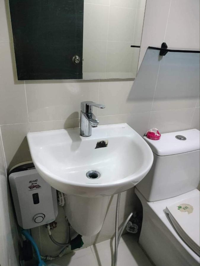 Cubao ManhattanHeights Unit 7EF Tower B, 1BR Manila Exterior foto